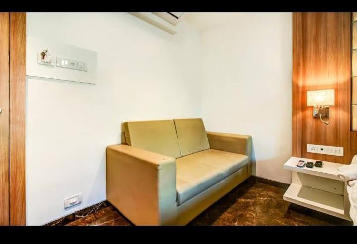 Hotel Royal Oak Navi Mumbai-Stz 1002 ムンバイ エクステリア 写真